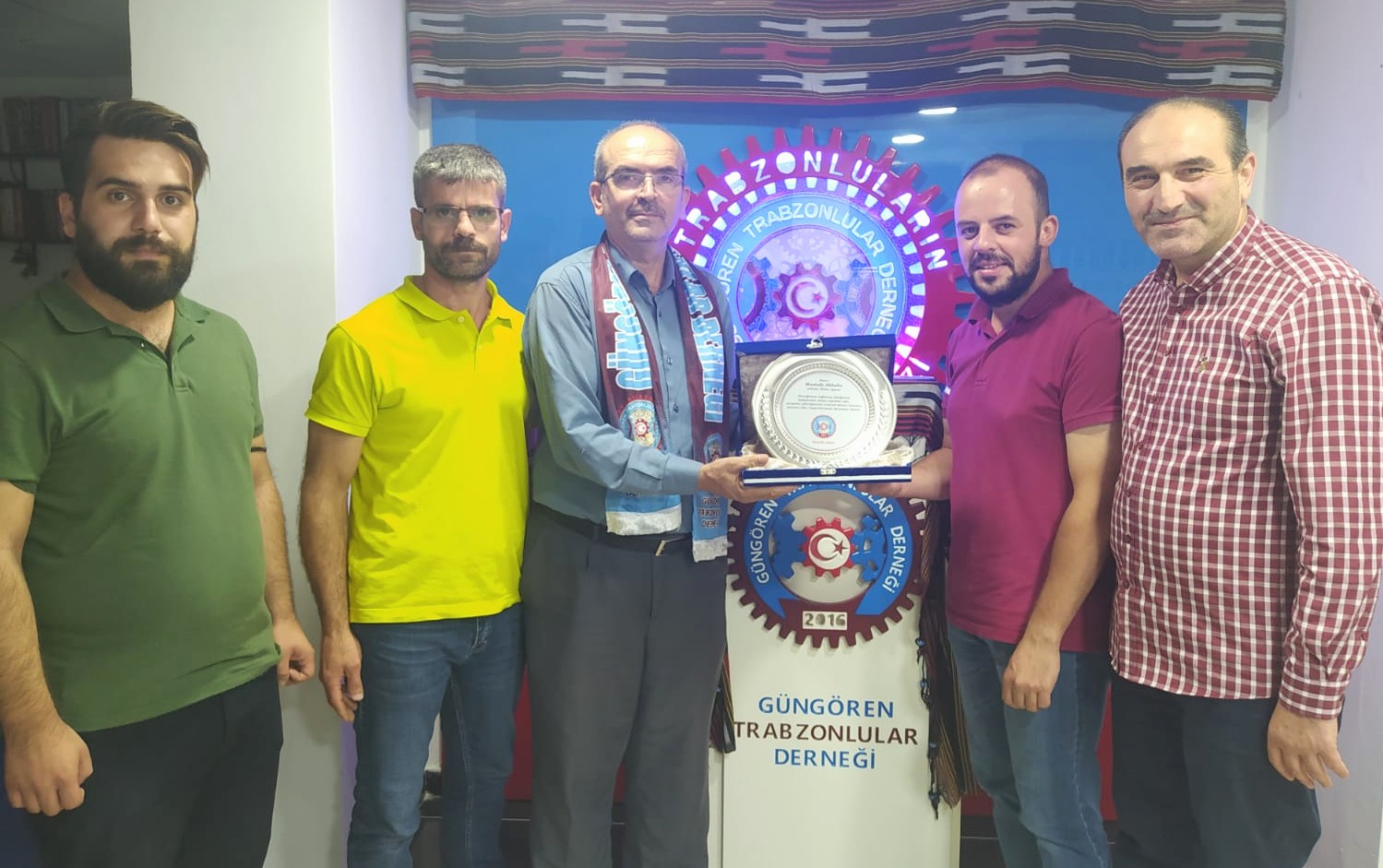 Trabzon Gençliği, Akbaba Haber Ajansını Hizmet Plaketiyle onurladırdı